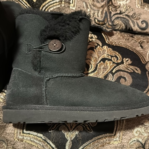 Girls UGG Bailey Button T Big Kid 
 Black Size 4 - Picture 4 of 7